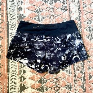 Lululemon Black/White Pattern Run Speed Shorts- Size: 4 / 4” Inseam